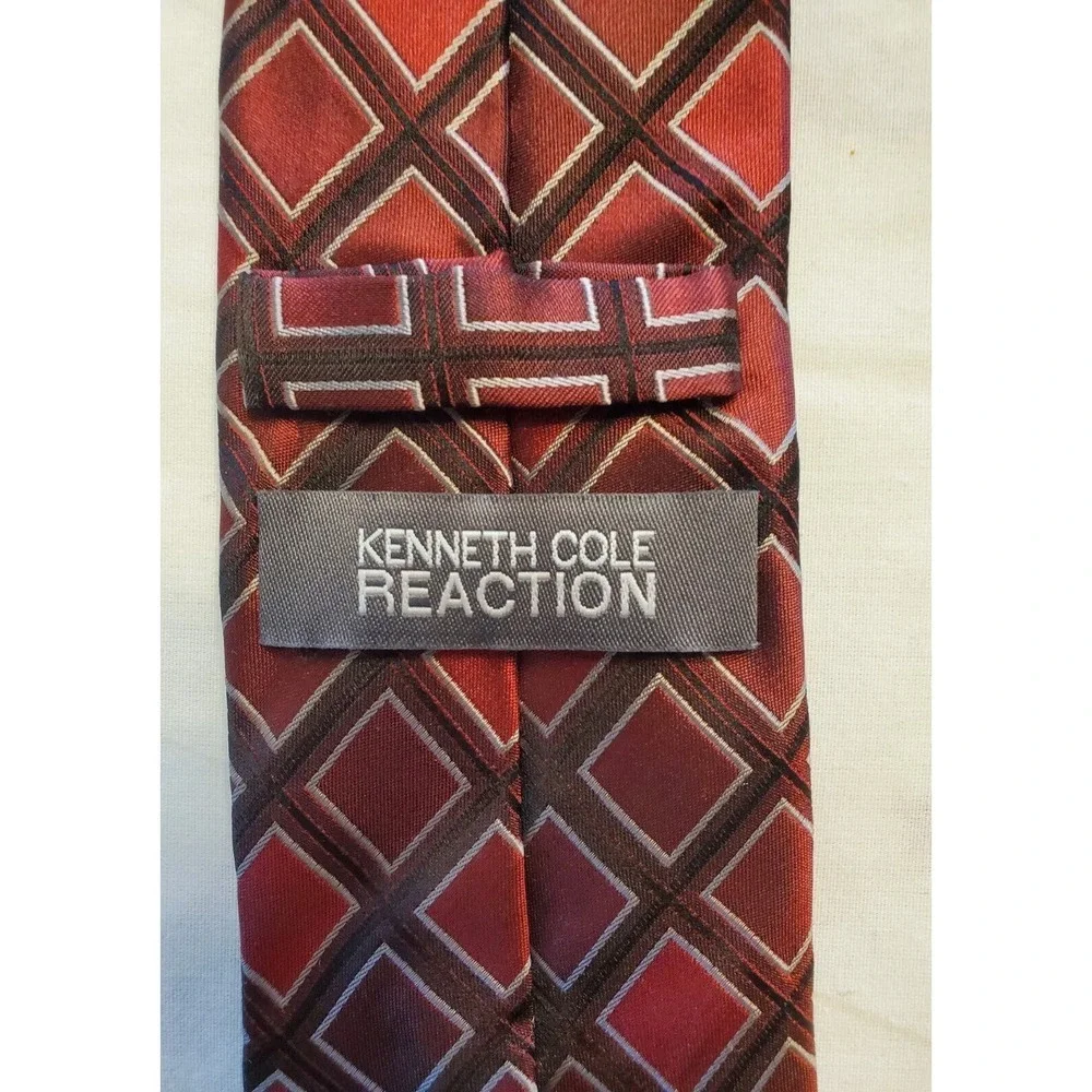 Kenneth Cole Reaction Necktie Red Diamond Pattern 100 Percent Silk Mens - Picture 3 of 3